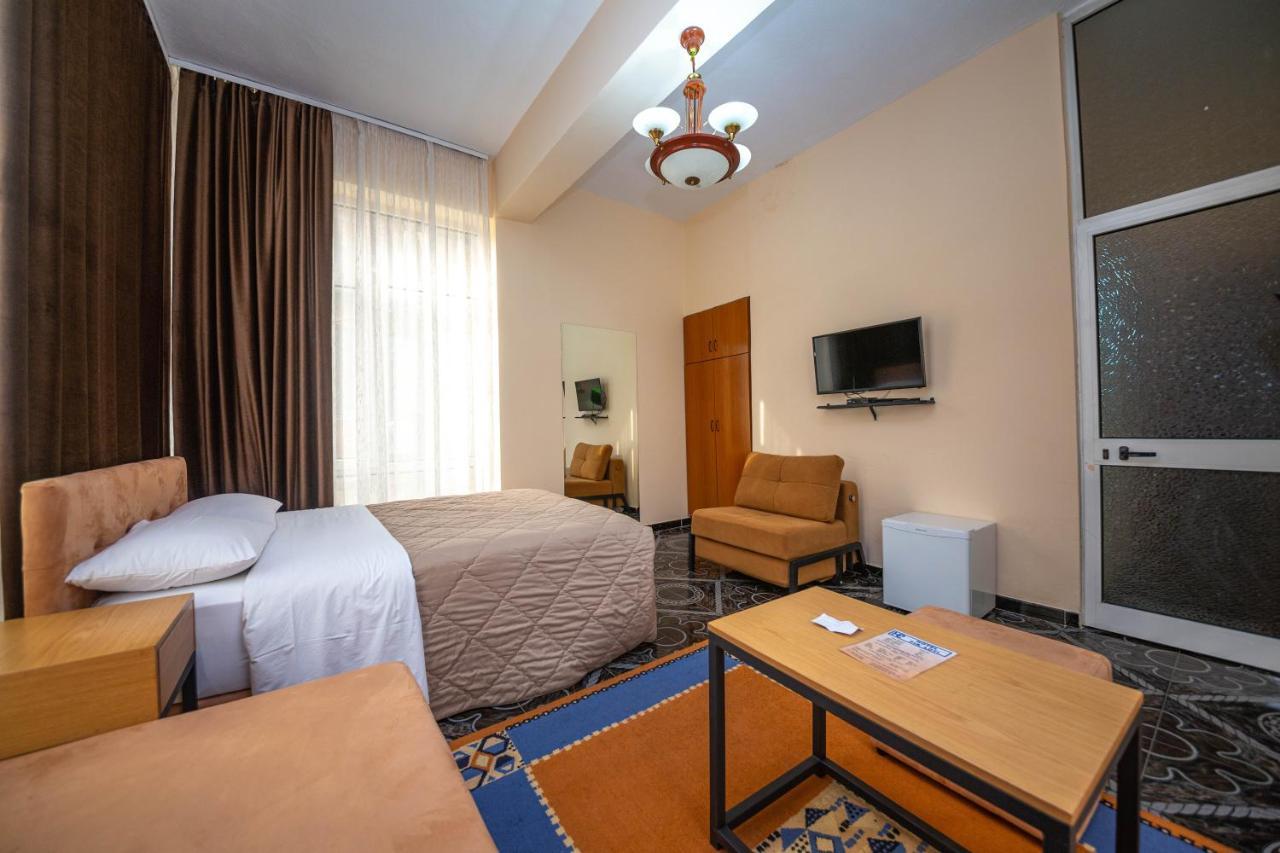 Hotel Pik Loti Тирана Екстериор снимка