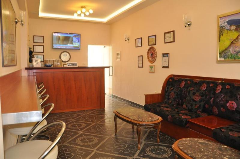 Hotel Pik Loti Тирана Екстериор снимка
